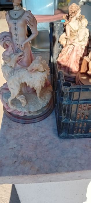 Figuras em louça tipo marfinite