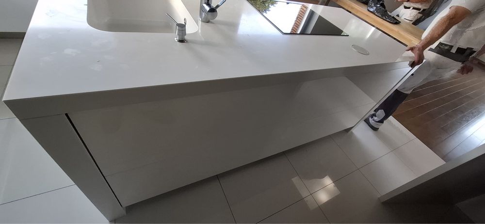 Białe meble kuchenne