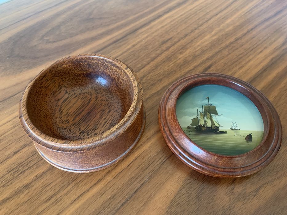 Caixa em madeira com tampa com pintura