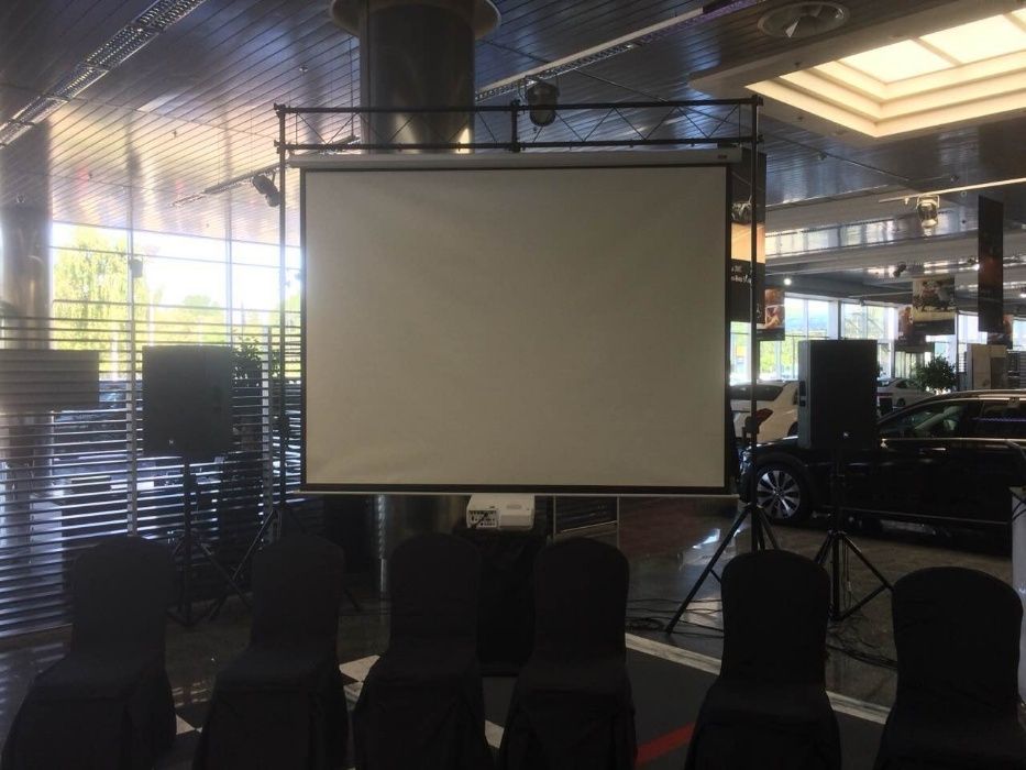 Оренда  Екран проектор мікрофони звук та інше для конференцій презента