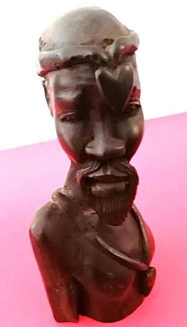 Busto de figura tribal em pau preto