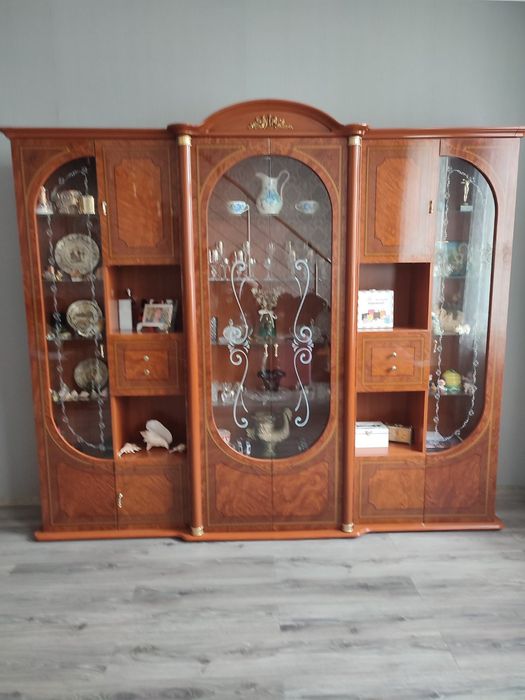 Італійський сервант вітрина