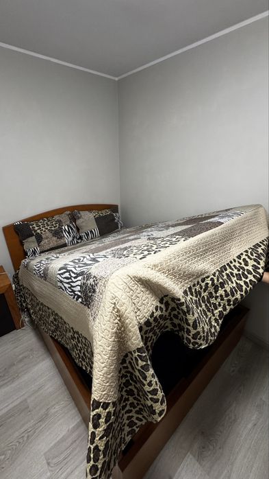 Cama de casal elevatoria e mesinha de cabeçeira