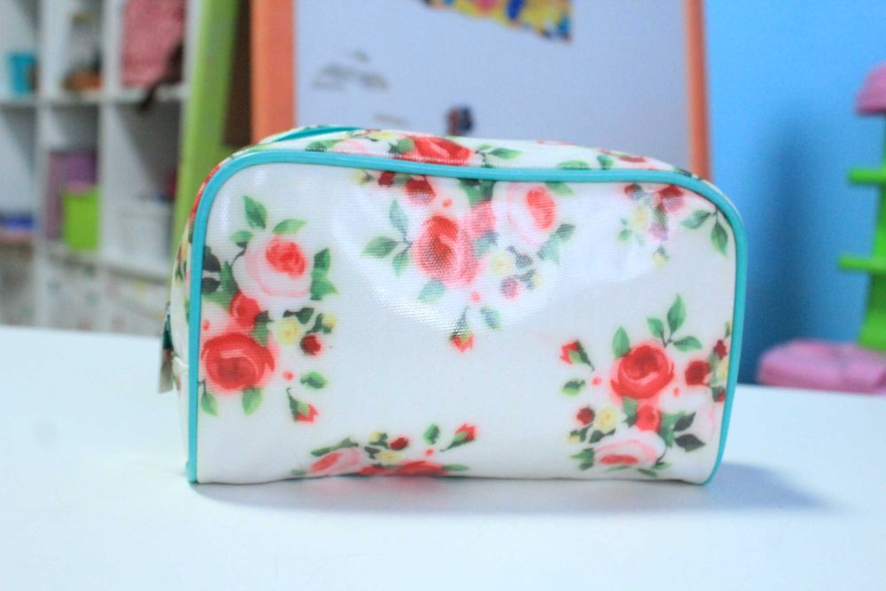 Косметичка або пенал непромокаємий.