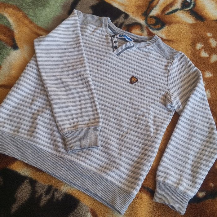 Sweterek w rozmiarze 146 cm