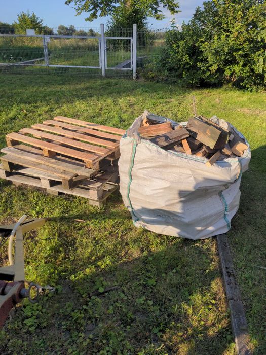 Pocięte deski na opał, drewno, paleta
