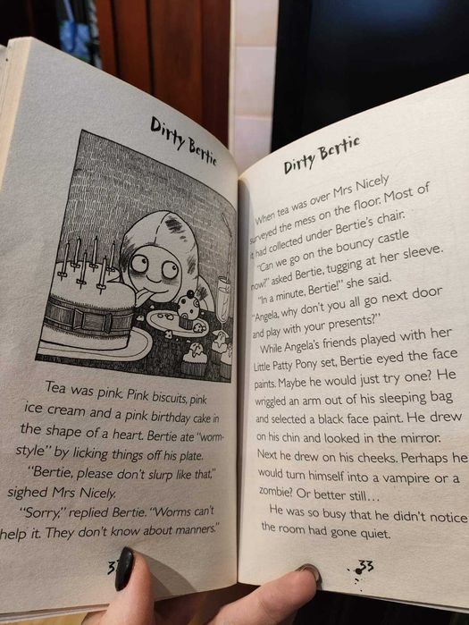 Книги англійською для дітей. "Dirty Bertie" D.Roberts, A Macdonald