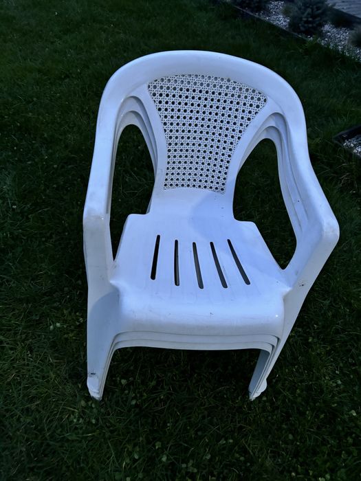 Krzesła  ogrodowe plastik   5 białych i 1 granatowe