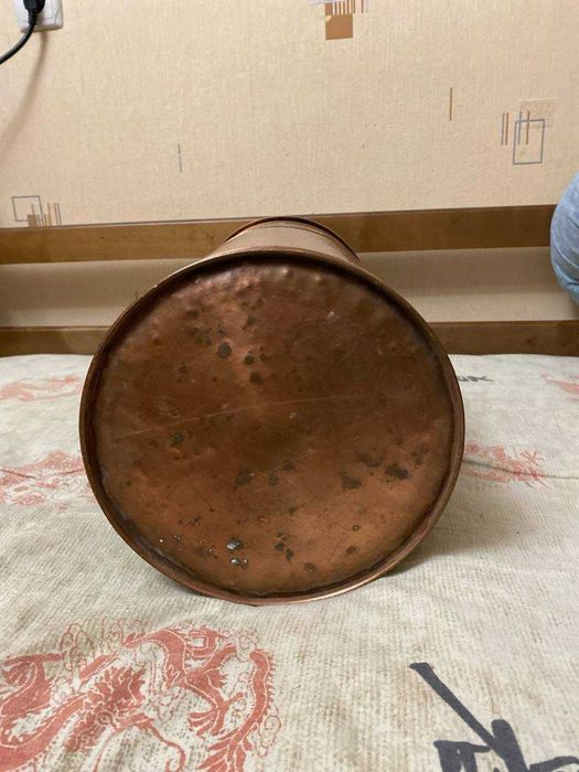 Підставка для парасольок виготовлена з міді.