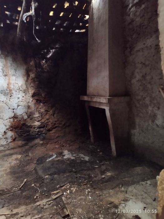 Vende se ou troca se por outra casa na aldeia para reconstruir