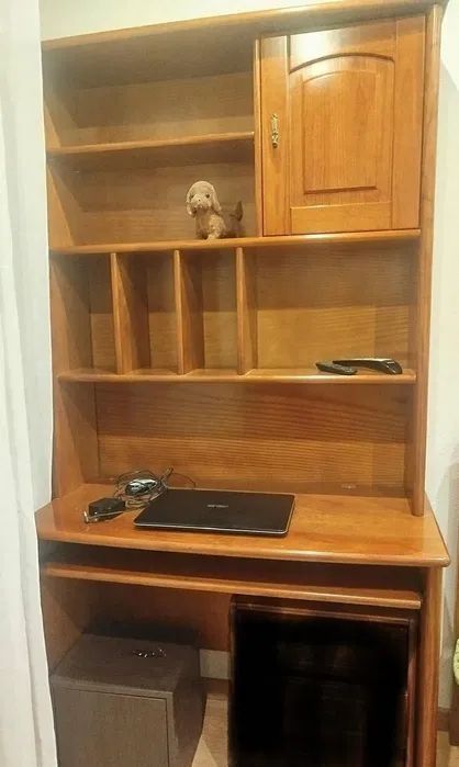 Secretária com estante alta + cadeira – 40€