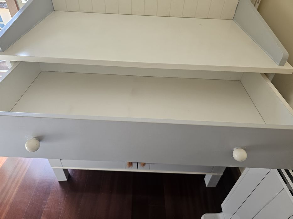 Cómoda cinza e branca