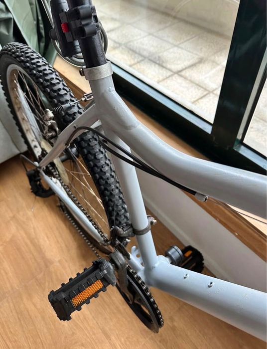 Grey Bike / Bicycle - Bicicleta cinzenta