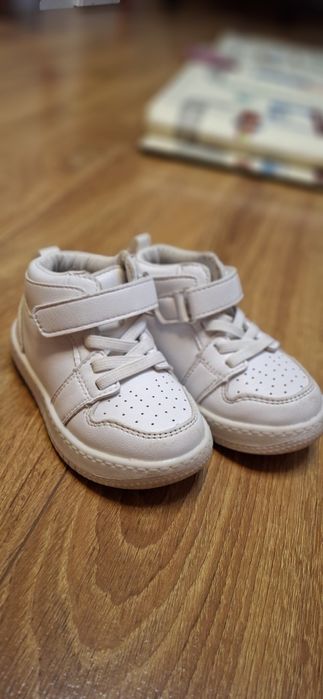 2 пари кросівки і хайтопи
