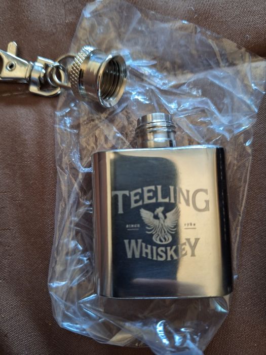 Mini garrafa de alumínio do whisky em porta chaves