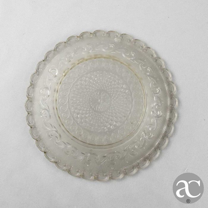 Par de pratos cristal lapidado, possivelmente Vista Alegre, séc. XIX