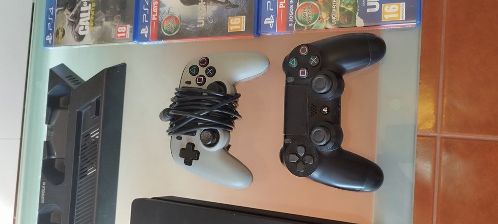 PS4 Slim 1TB + Comandos + Jogos