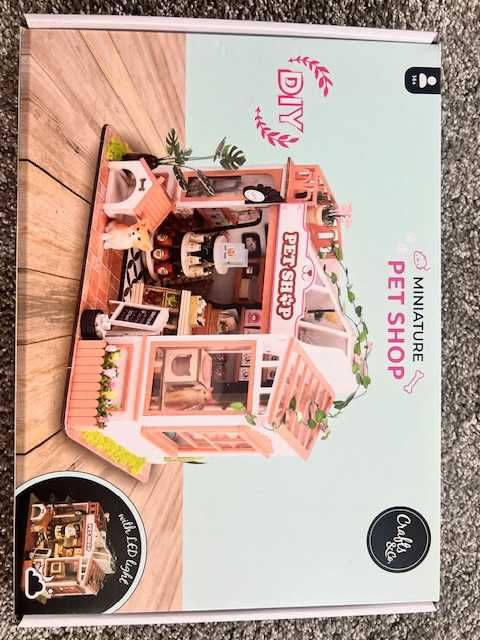 Domek miniaturka Pet Shop, zrób to sam podświetlany 3d Led Nowy