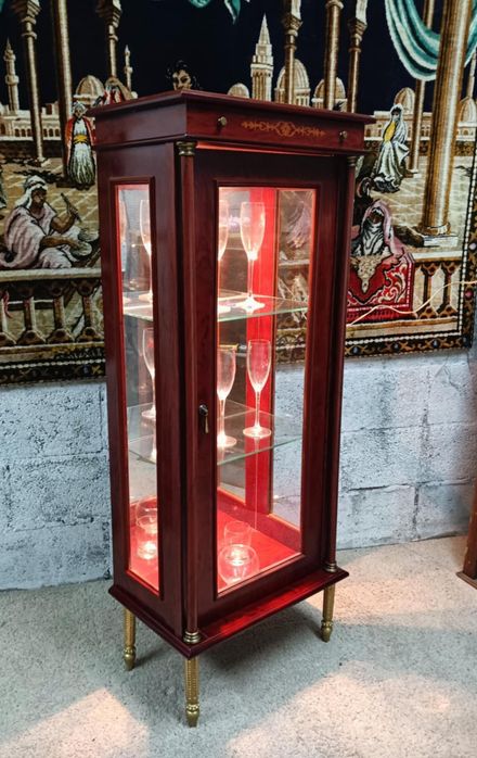 Móvel expositor espelhado/ Vitrine de época com duas prateleiras