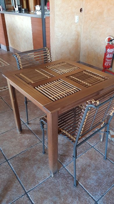 Mesa de madeira  muito bonita à de 4lugares só a mesa 50euros   de duas e à uma de 6 pessoad