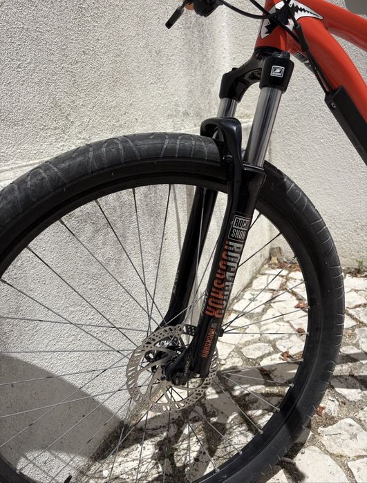 Bicicleta de btt montada para grau