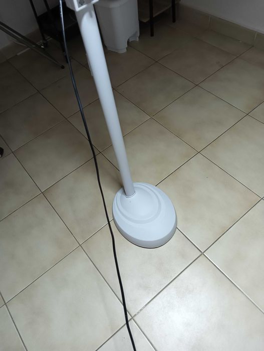 Vende-se candeeiro de pé alto novo com lupa