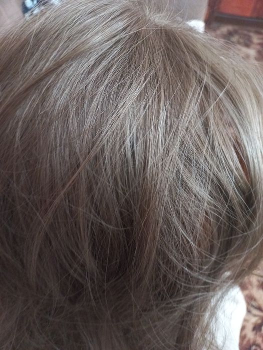 Перука з тонкого волокна біоперука з імітацією голови.