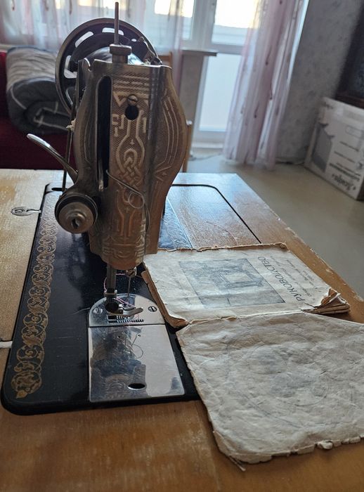 Старинная раритетная швейная ножная машина с тумбочкой 1958 года