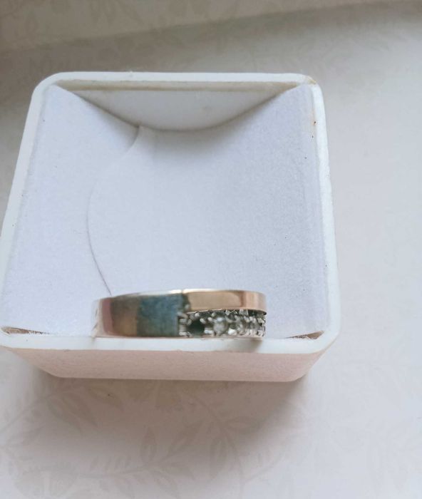 Anel em prata dourada e zirconias
