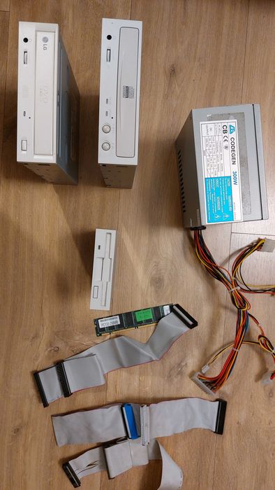 Stacja dyskietek napęd cd-rom pamięć ram zasilacz taśmy