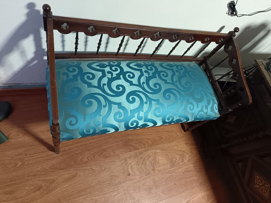 Canapé antigo restaurado de novo