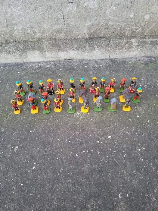 Vendo estes bonecos muito bonitos bom estado