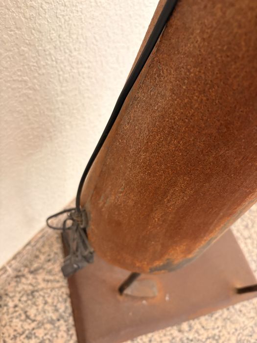 Candeeiro de pé em latão