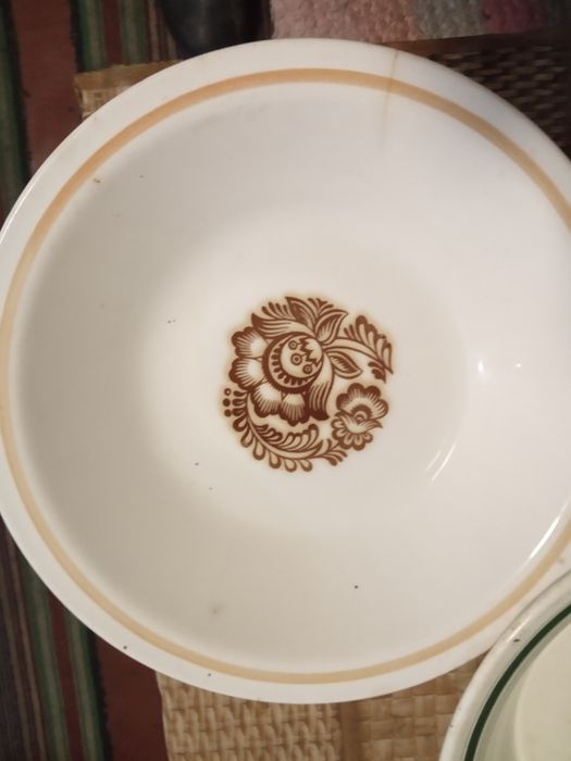 Тарілки та полумиски