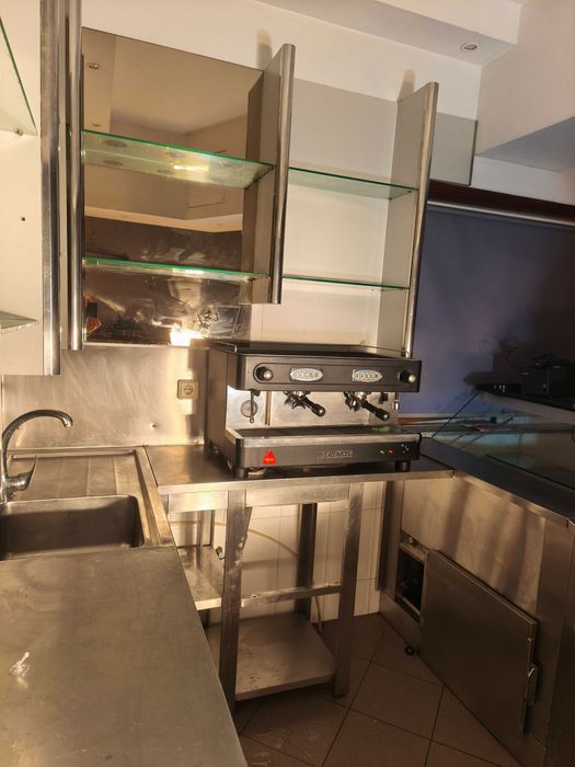 Balcão vitrine e prateleiras para snack bar ou café