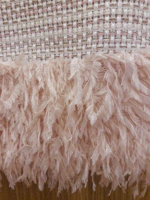 Vestido rosa com penas forrado.