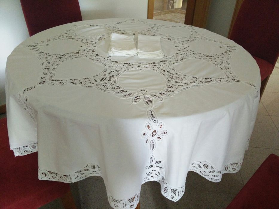 Toalha de mesa bordada a mao,bordados de chaves