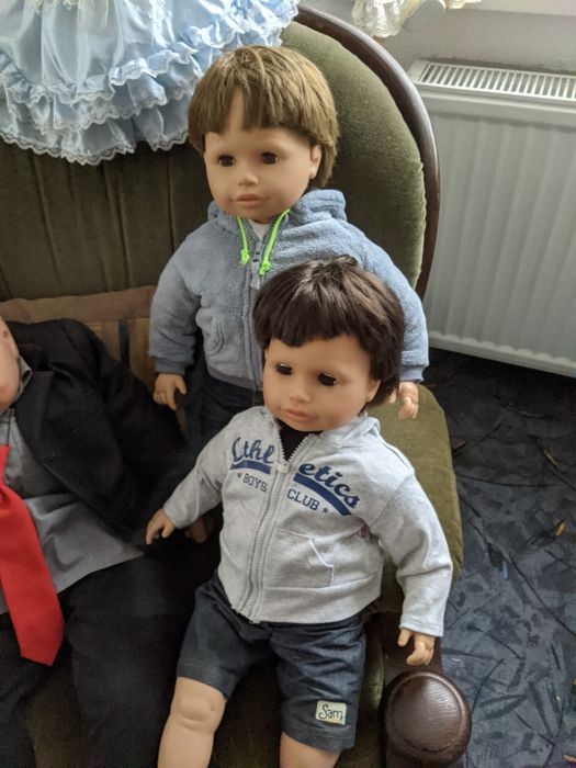 Gigantyczny chłopak i dwaj miejsi  koledzy do sprzedania