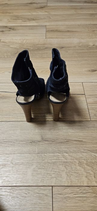 Granatowe botki z otwartym przodem i tyłem bez palcami pięty Lasocki