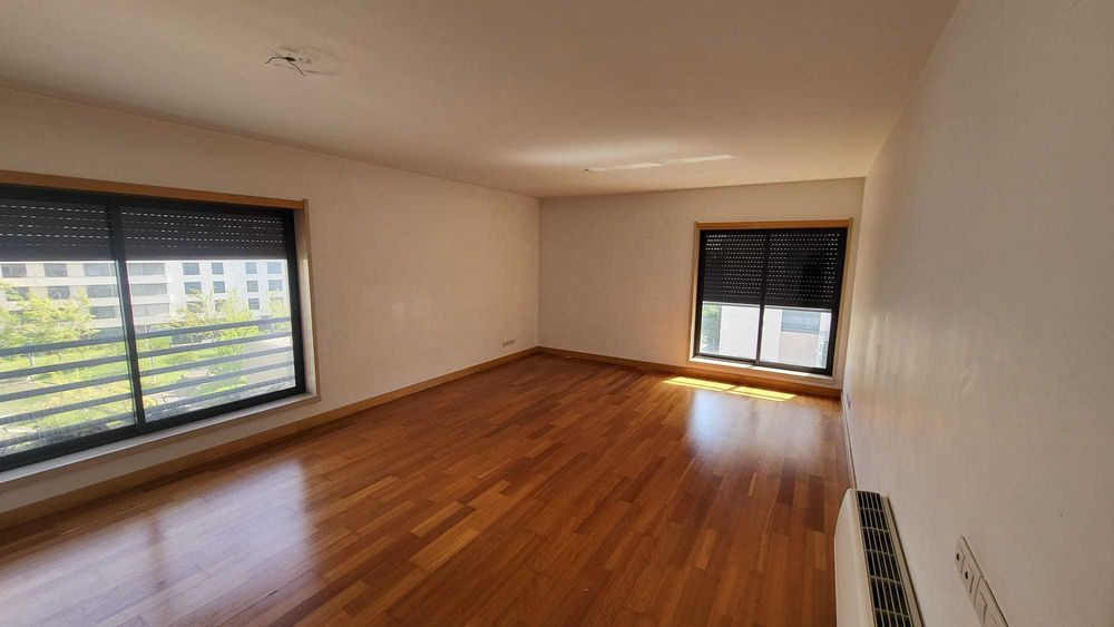 Excelente Apartamento T2 com dois parqueamentos, arrecadação, Alto dos Moinhos, São Domingos de Benfica, Lisboa.