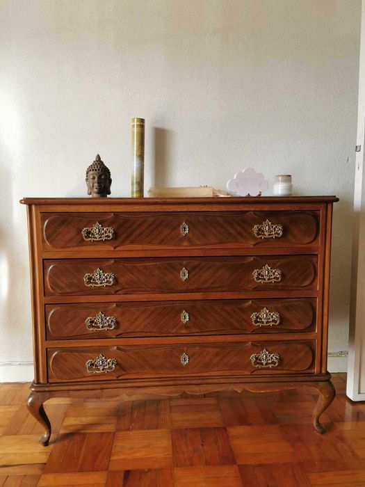 Mobília de quarto antiga em muito bom estado. Vendo em separado.