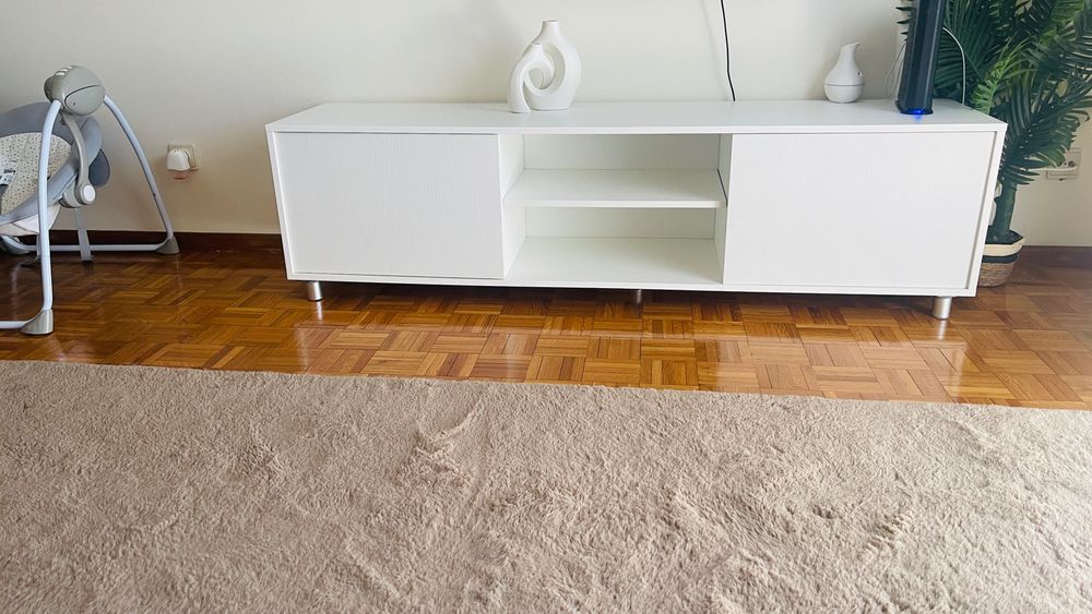 Estou a vender mesa de tv ainda novo