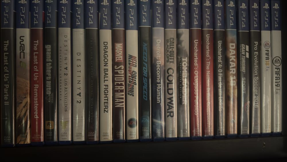 Playstation 4 com jogos e comandos