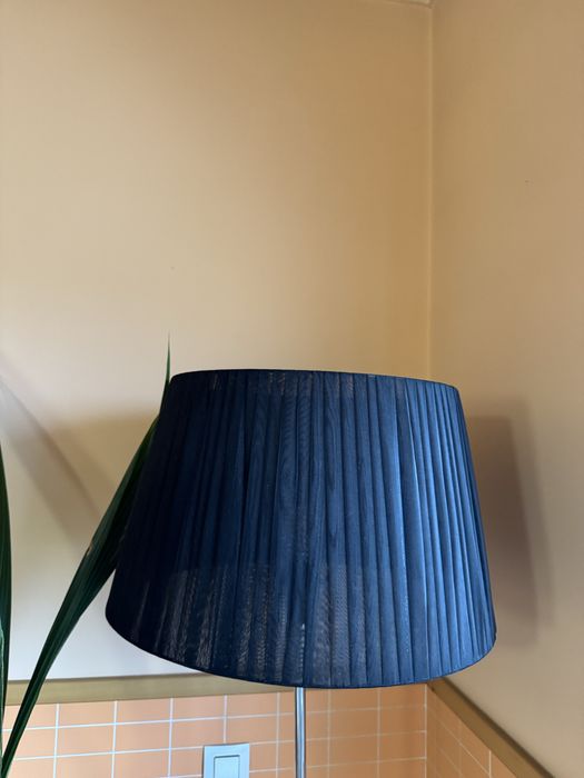 Candeeiro de pé com abajour preto