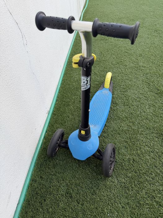 Trotinete infantil modelo Oxelo B1 de 3 rodas da Decathlon