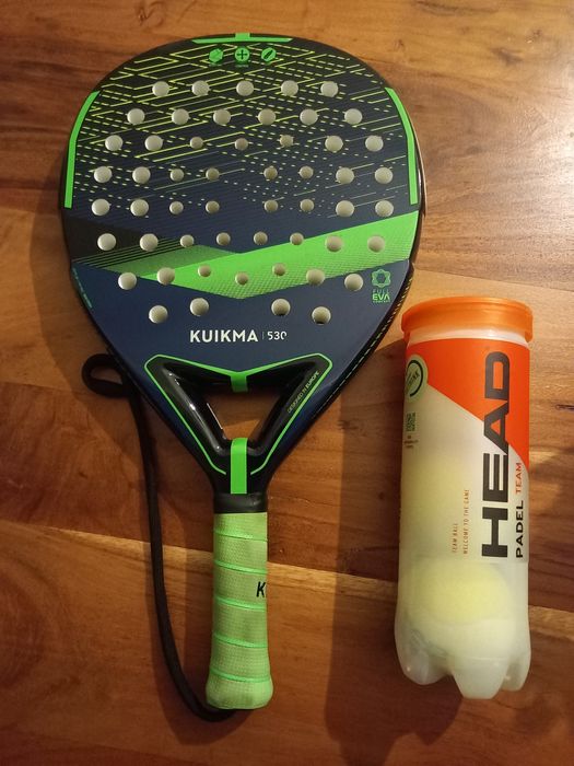 Raquete de Padel Kuikma 530, com um jogo de bolas Head.
