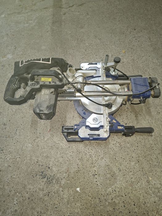 Ukośnica z posuwem Scheppach HM216SPX 2000W plus stol