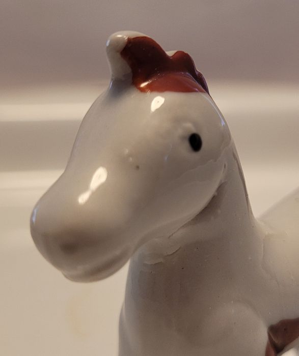 Ceramiczna figurka konika „Japan” – kolekcjonerska