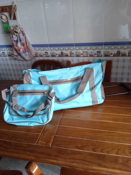 Conjunto de malas para viagem troller e necessaire.