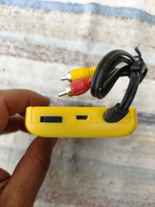 Consola retro ao estilo do Game Boy